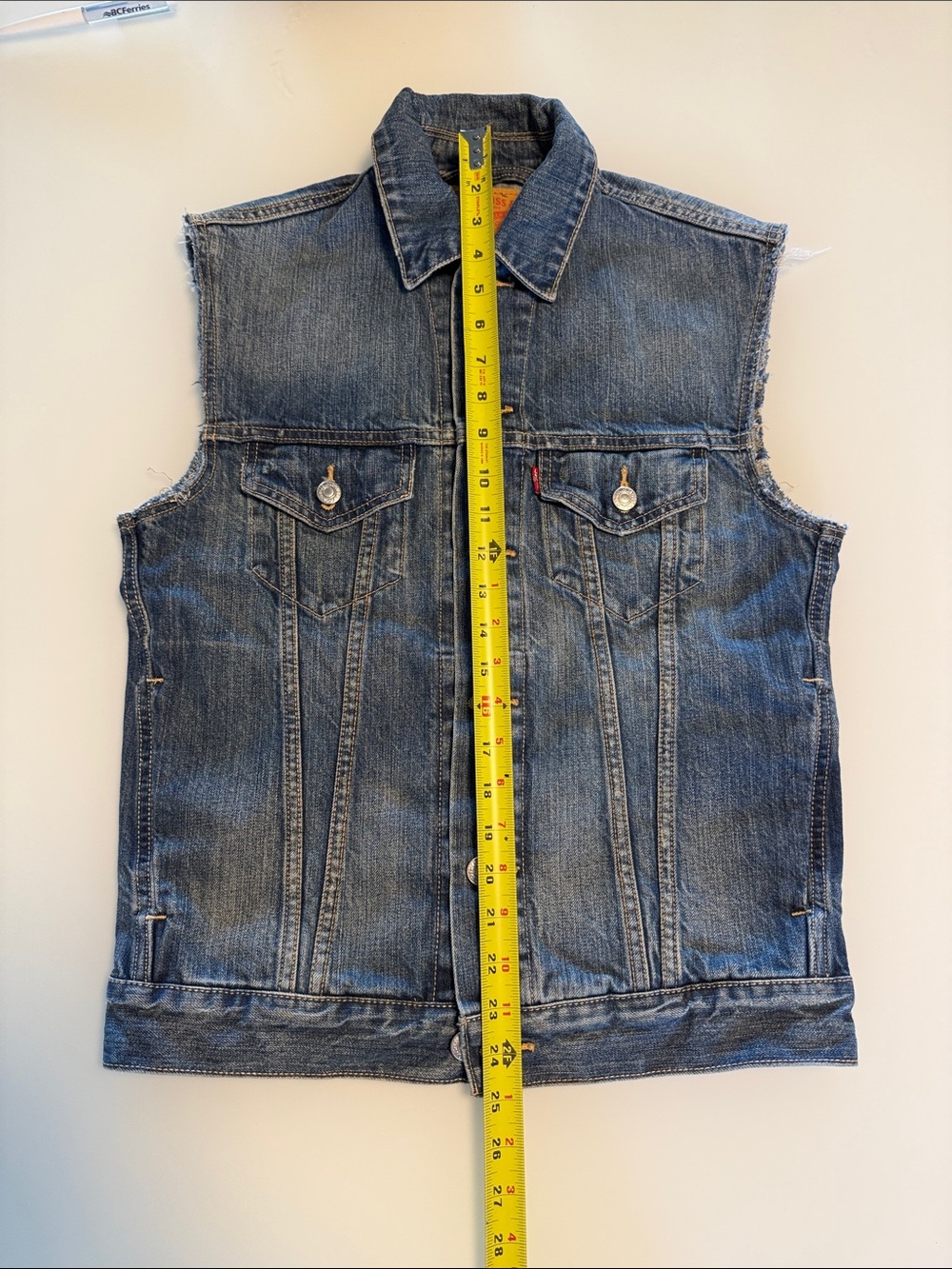 Levi’s Men's Relaxed Trucker Jacket Distressed Raw Torn Away Sleeve Size Small - Picture 15 of 15